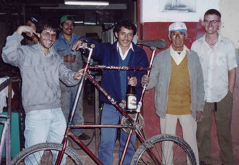 Tall bike in Peru: The pit team