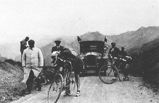 Wheel flips before descending the Col d'Izoard, 1922
